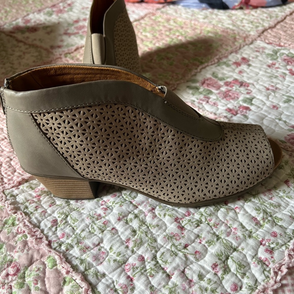 NWOT Earth Origins Taupe Peep-Toe Ankle Booties